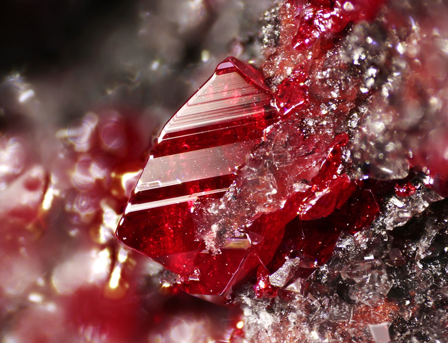 Cinnabar crystal with quartz, FOV 5 mm | Motic PlanApo 5X | Stacking